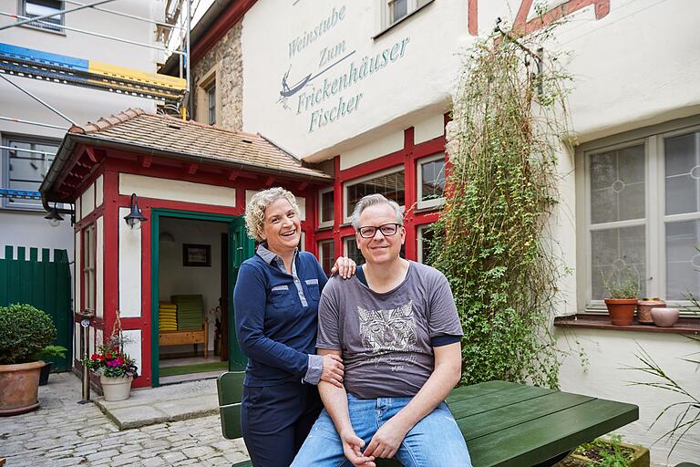 Der Schriftzug 'Weinstube' werde noch überstrichen, sagt Steffen Schubotz. Gemeinsam mit seiner Frau Katrin Weisbach führt er in den Räumen nun ein Restaurant. Der Schriftzug 'Weinstube' werde noch überstrichen, sagt Steffen Schubotz. Gemeinsam mit seiner Frau Katrin Weisbach führt er in den Räumen nun ein Restaurant.