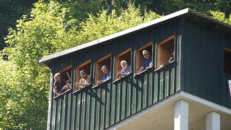 Deutsche Skisprung-Meisteerschaften der Masters beim RWV Haselbachrschaften       -  Fünf Kampfrichter verteilten aus dem Sprungturm hinaus die Haltungsnoten der Skispringer.