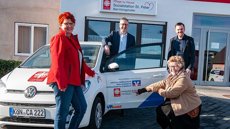 Gudrun Rathgeber (von links), Markus Merz, Angelika Ochs und Hendrik Freund begutachten das gesponsorte Auto für die Sozialstation. Gudrun Rathgeber (von links), Markus Merz, Angelika Ochs und Hendrik Freund begutachten das gesponsorte Auto für die Sozialstation.
