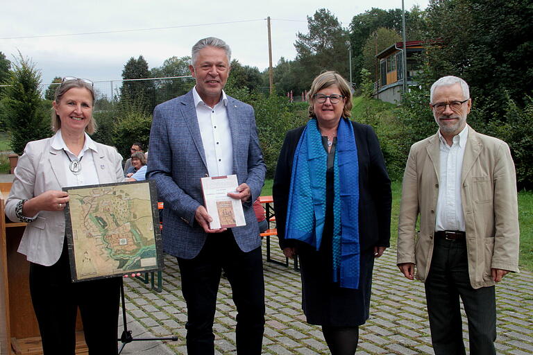 Chronist Josef Weigmann (Zweiter von links) überreichte an Bürgermeisterin Ruth Frank (links) die neue Chronik und eine Zweidler-Karte. Mit auf dem Bild Norbert Kandler und Kreisheimatpflegerin Christiane Tangelmann.