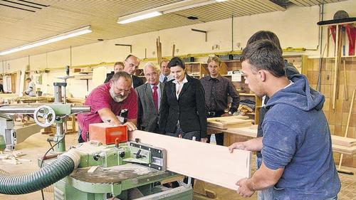 Beispielhaftes Projekt: In den Aurena-Werkstätten in Eltmann bekommen Jugendliche, die keine Ausbildung gefunden haben, Unterstützung und Arbeit. Vor drei Jahren führte Wilhelm Schneider, Kreisvorsitzender der Volkshochschule, Landrat Rudolf Handwerker und Bundestagsabgeordnete Dorothee Bär durch die Werkstätten. Beispielhaftes Projekt: In den Aurena-Werkstätten in Eltmann bekommen Jugendliche, die keine Ausbildung gefunden haben, Unterstützung und Arbeit. Vor drei Jahren führte Wilhelm Schneider, Kreisvorsitzender der Volkshochschule, Landrat Rudolf Handwerker und Bundestagsabgeordnete Dorothee Bär durch die Werkstätten.