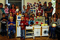 Eine Küche für kleine Köche       -  (weg)   Eine Kinderspielküche und ein Essgeschirr stiftete der Verein &bdquo;Jugend mit Zukunft&ldquo; dem Zeuzlebener Kindergarten &bdquo;Kunterbunt&ldquo;. Die Freude der Kinder und der Kindergartenleiterin Daniela Klotzek (Dritte von links hinten) war groß. Gekocht wird ab sofort im &bdquo;1. Stock des indoor-Spielhauses&ldquo;. Mit der Spende in dreistelliger Höhe kommt der seit 2005 bestehende Verein aus Schweinfurt wieder einmal seiner Zielsetzung nach, Kinder und Jugendliche zu fördern. Möglich wird die Unterstützung durch Spenden, sagten die Vorsitzenden Eva-Maria Dümmler (hinten rechts) und Monika Rückel (Dritte von rechts). Ursula Erben (links), gebürtige Zeuzlebenerin, stellte die Verbindung zwischen Kindergarten und dem Verein her.