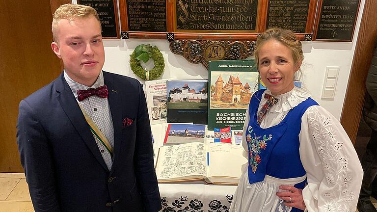 Student Leon Lichtenauer mit Christa Zahn auf dem Siebenbürgischen Abend.