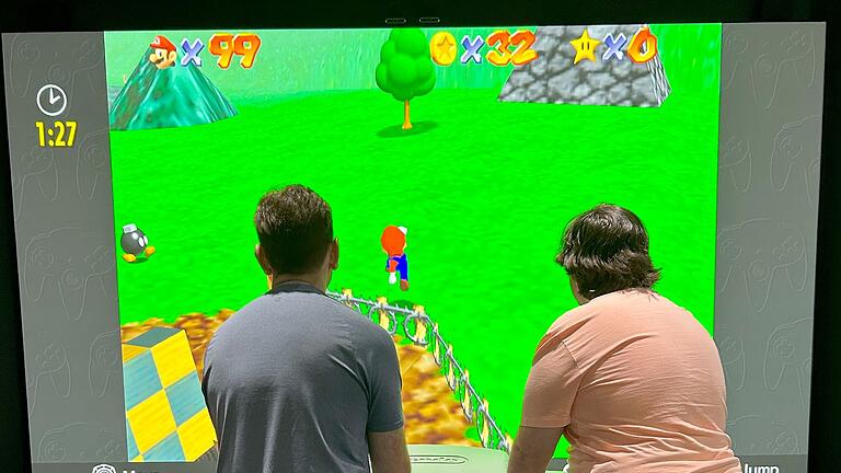 Nintendo-Museum in Japan       -  Ins Auge fallen sogleich überdimensionierte Konsolen der verschiedenen Nintendo-Epochen.