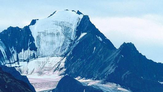 In Alaska liegt der Matanuska Gletscher. Obwohl er schon geschrumpft ist, beeindruckt er durch seine immensen Ausmaße.