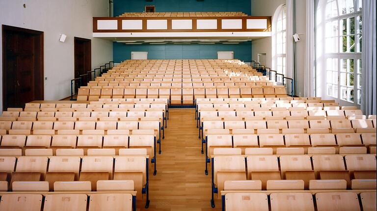 Das leere Audimax, der zentrale Hörsaal der Neuen Universität in Würzburg. Zumindest teilweise könnte er für Vorlesungen belegt werden.