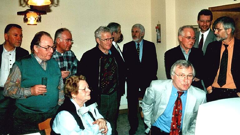 Vor 20 Jahren: Anstoßen auf das erste Treffen des AWO-Internetcafés für Senioren in Ochsenfurt - mit Initiator Peter Honecker (im hellen Jacket, vor dem Bildschirm). Vor 20 Jahren: Anstoßen auf das erste Treffen des AWO-Internetcafés für Senioren in Ochsenfurt - mit Initiator Peter Honecker (im hellen Jacket, vor dem Bildschirm).