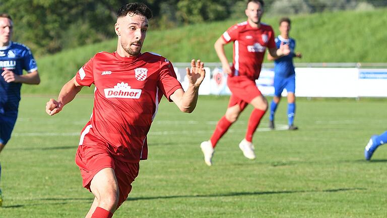 Er trägt seit dieser Saison das Trikot des Regionalligisten TSV Rain/Lech: Tim Härtel aus Bad Neustadt, hier auf dem Weg zu einem seiner zwei Tore im Toto-Pokal-Spiel beim Kissinger SC.