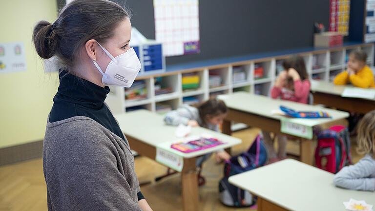 Auch wer mit Corona infiziert ist, darf künftig in Bayern mit Maske weiter in die Arbeit gehen. Ob diese Lockerung analog auch für Lehrer und Schüler gilt, blieb jedoch bis zuletzt unklar.