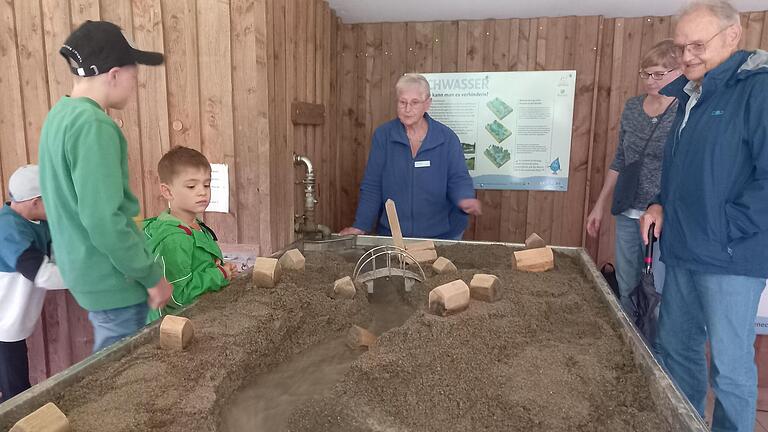 Erstaunte Besucher des Spessartbundes Rothenfels. Erstaunte Besucher des Spessartbundes Rothenfels.