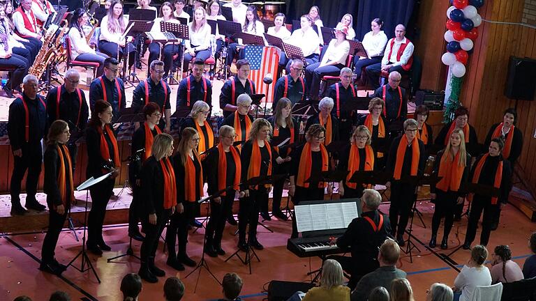 Musikverein und Chor beim Frühjahrskonzert.