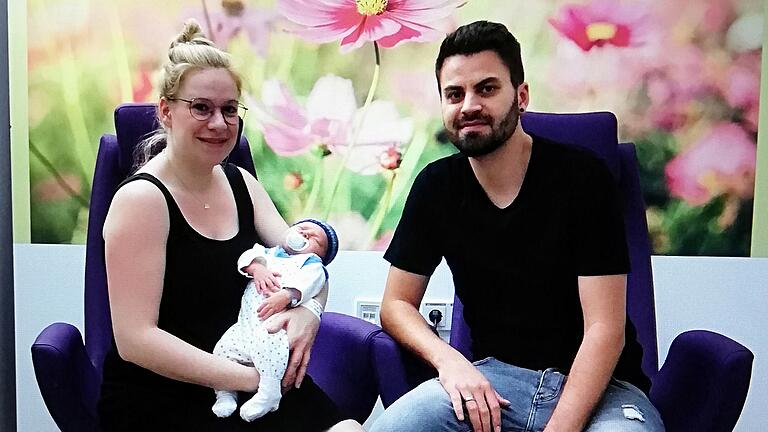 Emil ist das 400. Baby, das im Jahr 2020 im Rhön-Klinikum Campus geboren wurde. Der Junge macht Franziska (29) und Florian Morber (29) aus Poppenlauer zum ersten Mal zu stolzen Eltern.