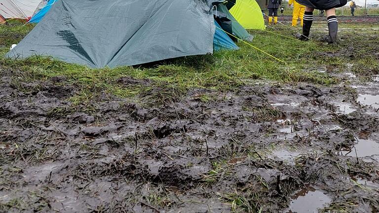 Das Wacken Open Air versinkt in diesem Jahr im Schlamm. Hanna Beck aus Herschfeld buchte schon im Vorfeld ein Hotel, weil sie wegen der schlechten Wetterprognosen nicht campen wollte.