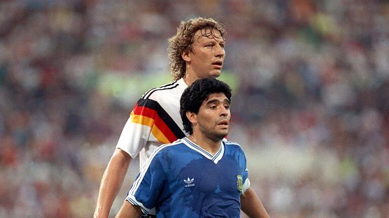 In der Neuauflage des Endspiels von 1986 musste sich Maradona 1990 in Rom dem DFB-Team mit Gegenspieler Guido Buchwald geschlagen geben. Foto: picture alliance / dpa       -  Guido Buchwald meldete Diego Maradona im Finale der WM 1990 ab. Auftrag ausgeführt.