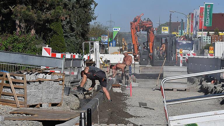 Im ersten Ausbauabschnitt in der Würzburger Straße werden gegenwärtig die Gehwege errichtet. Anschließend ist die nördliche Fahrbahnhälfte an der Reihe.