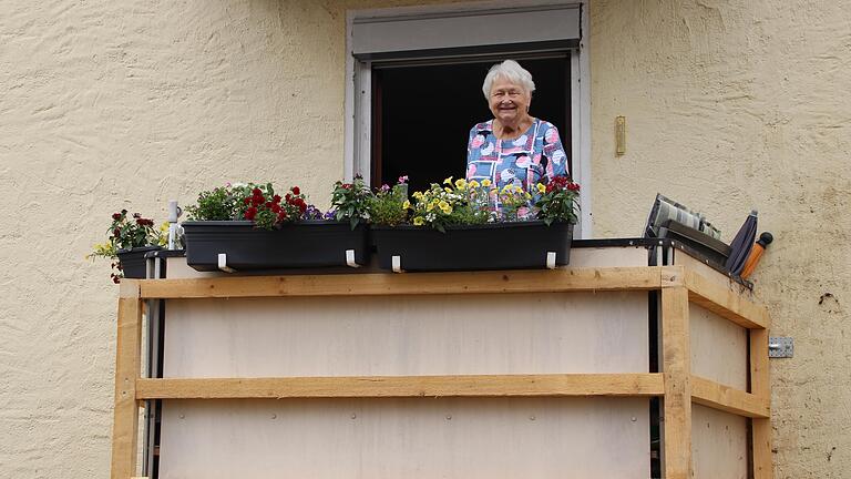 Brigitte Dietz strahlte, als sie endlich wieder ihren Balkon nutzen konnte. Eine Holzkonstruktion sichert diesen ab. Brigitte Dietz strahlte, als sie endlich wieder ihren Balkon nutzen konnte. Eine Holzkonstruktion sichert diesen ab.