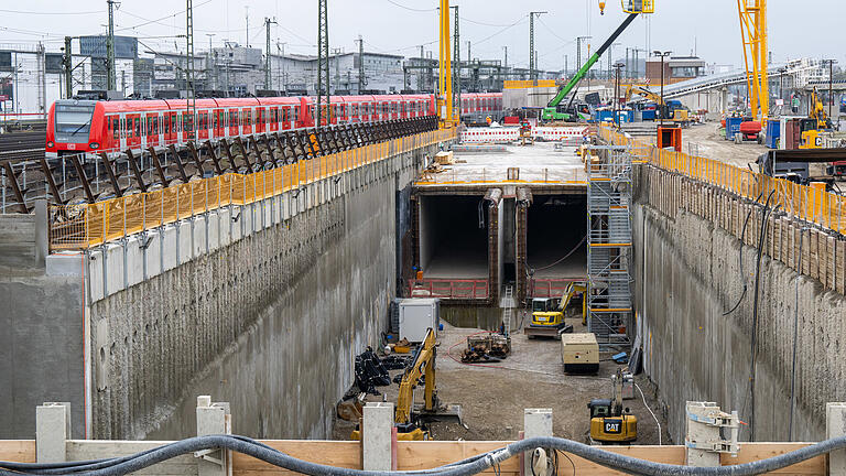 Baustellenführung 2. S-Bahn-Stammstrecke       -  Der Bau der zweiten S-Bahn-Stammstrecke München wurde zu einem milliardenschweren Finanz- und Planungsdebakel. Ein Untersuchungsausschuss sollte den Schuldigen herausarbeiten – doch so einfach scheint es nicht zu sein.