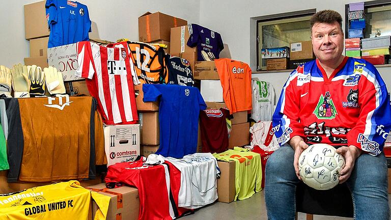 Schätze in Kisten im Keller: Der Schweinfurter Fußball-Fan Andreas Schönrock sammelt Torwart-Handschuhe, Trikots und Autogramme.