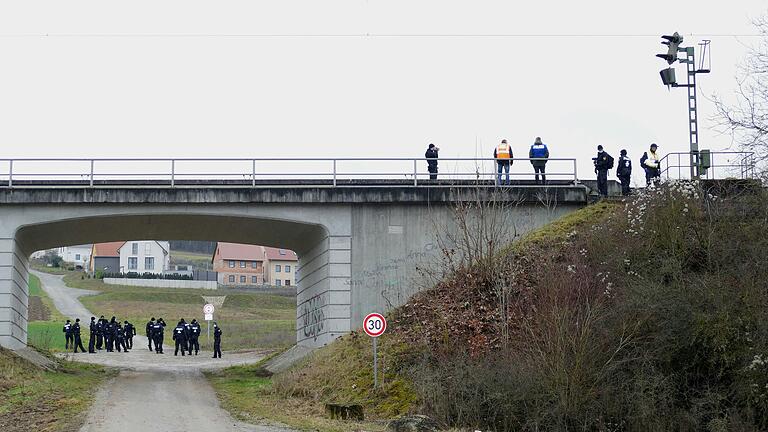 Spurensuche der Polizei, nachdem ein ICE in ein aufgespanntes Transparent auf der Werntalbahn rauschte.