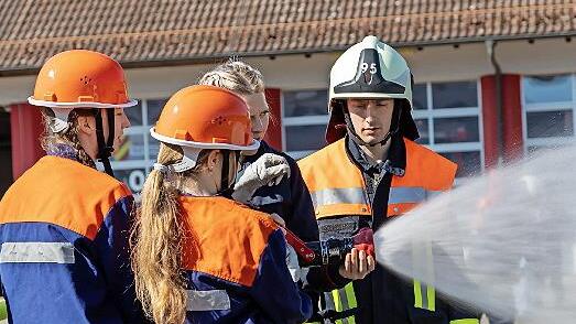 Beim Girls’ Day der Freiwilligen Feuerwehr Bad Brückenau haben die Mädchen erste Löschübungen gemacht.       -  Beim Girls’ Day der Freiwilligen Feuerwehr Bad Brückenau haben die Mädchen erste Löschübungen gemacht.
