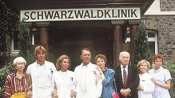 Gott in Weiß: Dr. Brinkmann (Klausjürgen Wussow, Mitte) 1986 mit TV-Kollegen aus der „Schwarzwaldklinik“. Gott in Weiß: Dr. Brinkmann (Klausjürgen Wussow, Mitte) 1986 mit TV-Kollegen aus der „Schwarzwaldklinik“.