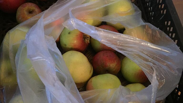 Durchsichtige Abfalltüten sind gut geeignet das Obst einlagig in Kisten zu lagern.