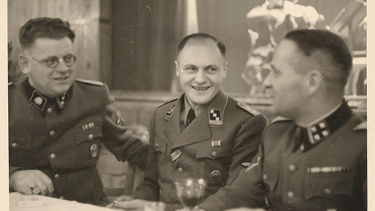 Männerrunde: Lagerführer Vinzenz Schöttl, Standortarzt Eduard Wirths und Lagerkommandant Rudolf Höß (von links) im Januar 1944.&nbsp; &nbsp;