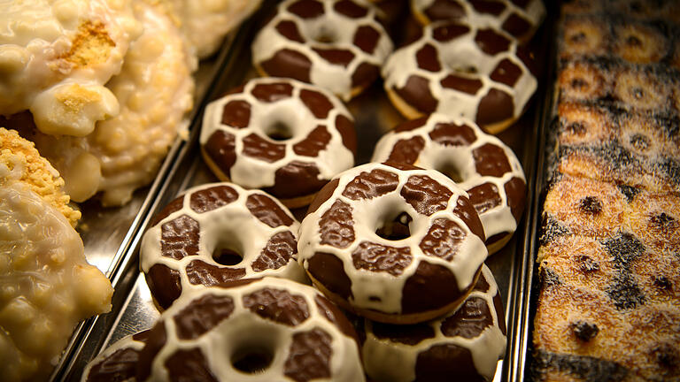 Donuts.jpeg - Taco Bell und Krispy Kreme wollen noch dieses Jahr nach Deutschland kommen. Ob Krispy Kreme auch Fußball-Donuts wie die Bäckerei auf dem Bild anbieten wird, wird sich zeigen. Donuts.jpeg - Taco Bell und Krispy Kreme wollen noch dieses Jahr nach Deutschland kommen. Ob Krispy Kreme auch Fußball-Donuts wie die Bäckerei auf dem Bild anbieten wird, wird sich zeigen.