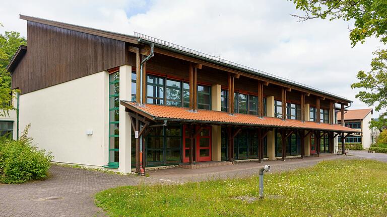 Das Vordach der Sporthalle soll nach dem Umbau verschwinden. Aber auch einen Teil der Fensterfront wird es nach der Sanierung nicht mehr geben. Das Vordach der Sporthalle soll nach dem Umbau verschwinden. Aber auch einen Teil der Fensterfront wird es nach der Sanierung nicht mehr geben.