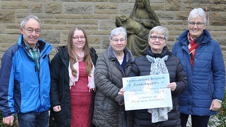 Die Spender von links Alfred Steigleder 1. Vorsitzender der Chorvereinigung, Kassiererin Susanne Gaß, 2. Vorsitzende Monika Göbel, Beisitzerin Petra Barthelmes und Schriftführerin Luzia Frosch. Die Spender von links Alfred Steigleder 1. Vorsitzender der Chorvereinigung, Kassiererin Susanne Gaß, 2. Vorsitzende Monika Göbel, Beisitzerin Petra Barthelmes und Schriftführerin Luzia Frosch.