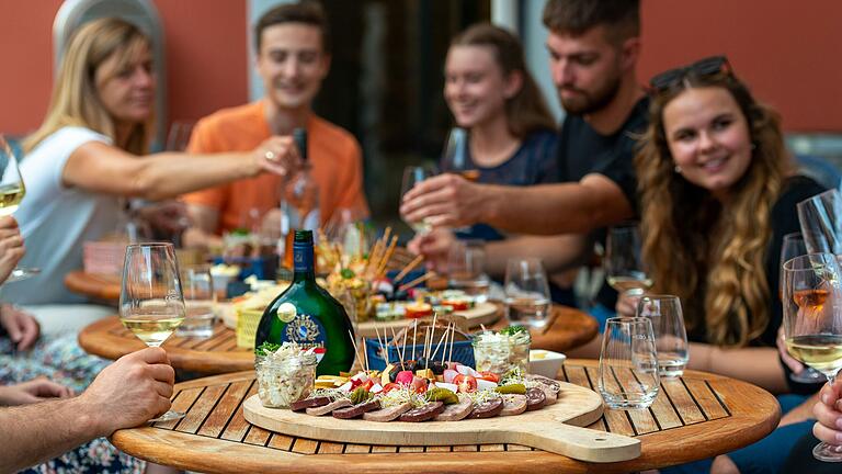 Der Genuss steht im Mittelpunkt der 'Iphöfer Weinfreundschaften'. Der Genuss steht im Mittelpunkt der 'Iphöfer Weinfreundschaften'.