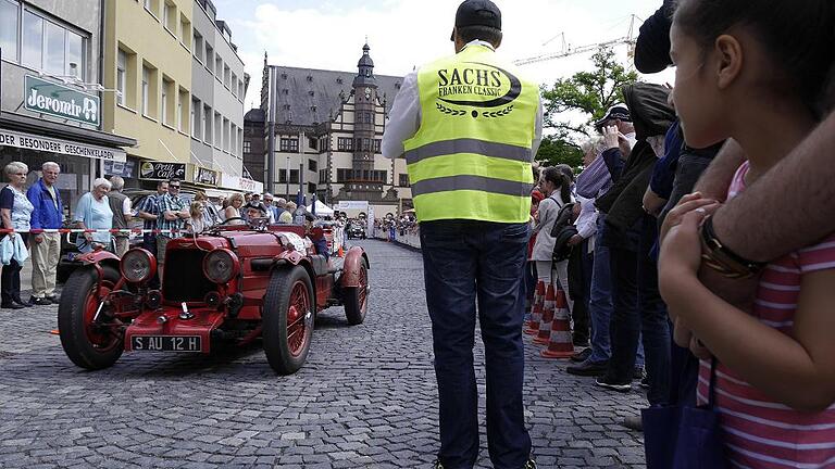 Rollen statt Rosten: Die Oldies der 18. Sachs Franken Classic-Rallye sprinteten am Pfingstsonntag über den Marktplatz.