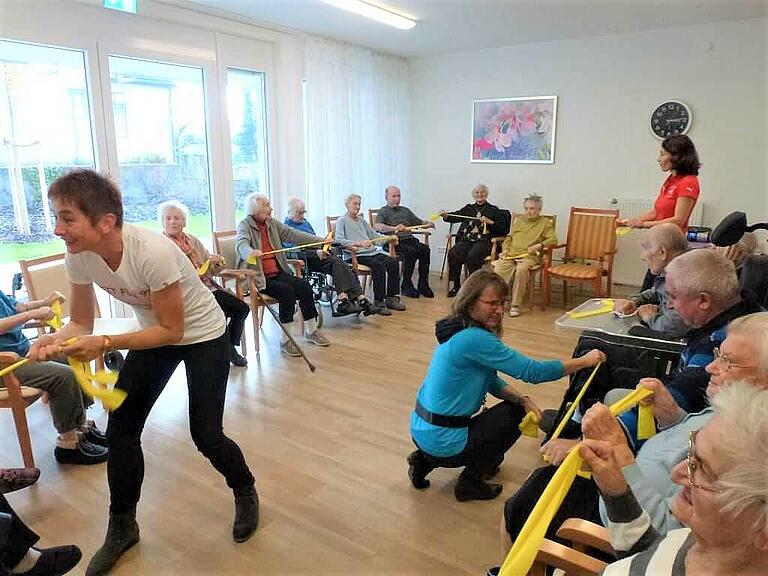 In der Seniorenwohnanlage St. Aurelia in Thüngersheim fand zum Auftakt des „Fit-für-99“-Angebots des TSV Thüngersheim ein Coaching für Übungsleiter des Seniorensports statt. In der Seniorenwohnanlage St. Aurelia in Thüngersheim fand zum Auftakt des „Fit-für-99“-Angebots des TSV Thüngersheim ein Coaching für Übungsleiter des Seniorensports statt.