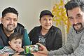 Hedayatullah Muslih, Muhammad Wafa und Sayed Eshag zeigen auf dem Handy, wie so ein Frühlingsfest an Neujahr in Afghanistan gefeiert wird. Da steht dann gutes Essen auf dem Tisch und alles ist geschmückt.