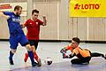 Jonas Herold (ETSV Würzburg) kann Jonas Prochazka (TSV Mainbernheim) den Ball gerade noch abnehmen, bevor Torwart Nico Anders (ETSV Würzburg) eingreifen muss.