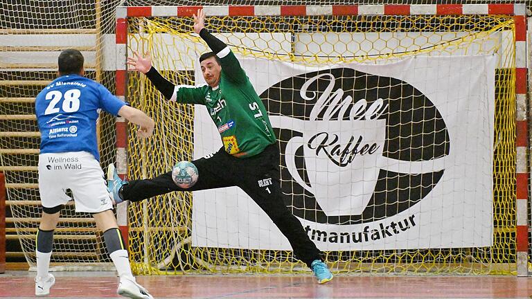 Istvan Lengyel (hinten) im Tor des HSC Bad Neustadt parierte in der Endphase der Partie gegen den SV Michelfeld einen Strafwurf von Gabor Farkas. Istvan Lengyel (hinten) im Tor des HSC Bad Neustadt parierte in der Endphase der Partie gegen den SV Michelfeld einen Strafwurf von Gabor Farkas.