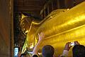 Der liegende Buddha in Bangkok       -  Der liegende Buddha in Bangkok: Touristen sollten bedenken, dass der Tempel Wat Po in der Nähe des Regierungsviertels, dem Zentrum der Proteste, liegt. Foto: Andrea Warnecke