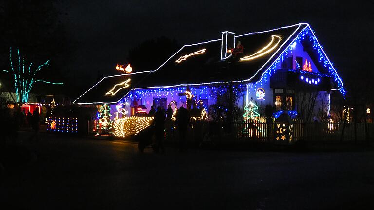 Ab Samstag leuchtet das Weihnachtshaus von Peter, Evi und Tobias Mack in Mellrichstadt wieder.&nbsp;