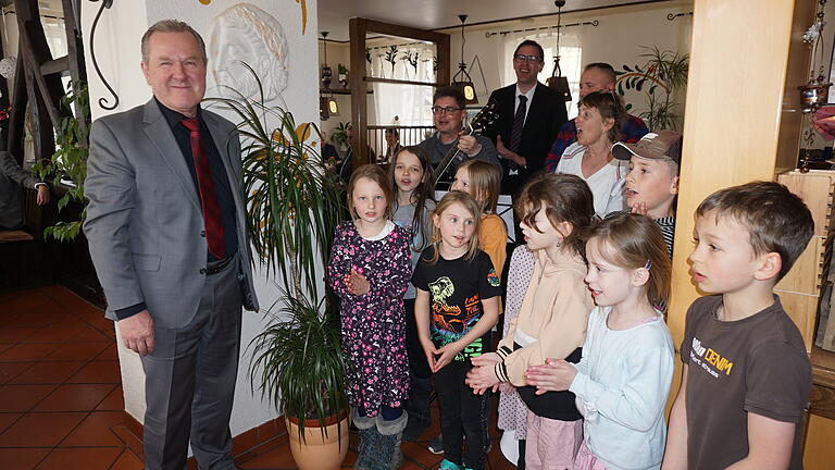 Groß war die Freude über den Besuch der Kindergartenkinder anlässlich des Empfangs zum 60. Geburtstag von Bürgermeister Thomas Fischer.