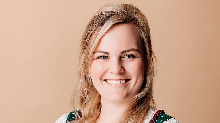 Anna-Kathrin Ott aus Winkelhof bei Wässerndorf ist die einzige Kandidatin aus Franken bei der Wahl der bayerischen Bierkönigin 2023. Anna-Kathrin Ott aus Winkelhof bei Wässerndorf ist die einzige Kandidatin aus Franken bei der Wahl der bayerischen Bierkönigin 2023.