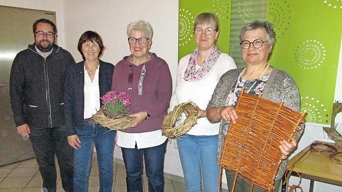 Kreisvorsitzender Markus Stockmann (l.) gratulierte und dankte dem Vorstand des Vereins Gartenbau und Landespflege für die Amtsübernahme (v. l.) Ursula Wiegel, Evelyn Sitzmann, Katja Schaub und Gudrun Cimander.       -  Kreisvorsitzender Markus Stockmann (l.) gratulierte und dankte dem Vorstand des Vereins Gartenbau und Landespflege für die Amtsübernahme (v. l.) Ursula Wiegel, Evelyn Sitzmann, Katja Schaub und Gudrun Cimander.