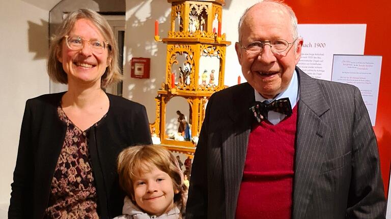 Organistin Ulrike Röhrig mit Sohn, rechts daneben Vater und Schauspieler Hans-Jochen Röhrig.