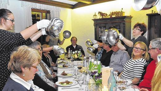 Der Auftakt: „Dahäm is(st) dahäm“ lautet das Motto der aktuellen Staffel der Frische-Wirte aus MSP. Auftakt war im Gasthaus „Goldenes Lamm“ in Billingshausen bei Michael und Elsbeth Hüsam. Der Auftakt: „Dahäm is(st) dahäm“ lautet das Motto der aktuellen Staffel der Frische-Wirte aus MSP. Auftakt war im Gasthaus „Goldenes Lamm“ in Billingshausen bei Michael und Elsbeth Hüsam.