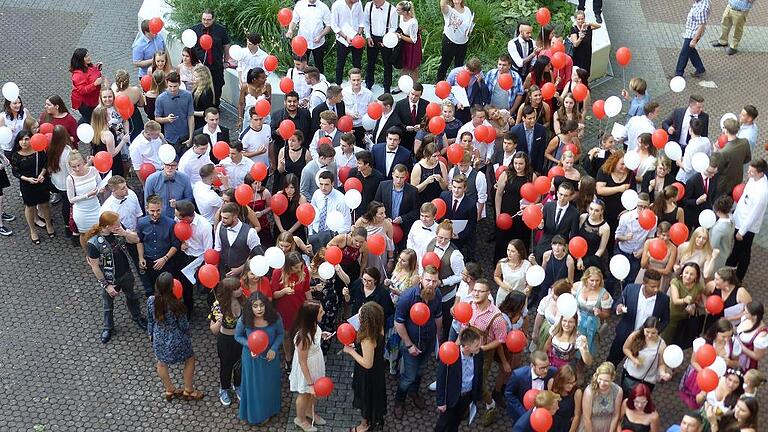 Mit den allergrößten Hoffnungen: Alle Absolventen versammelten sich im Schulhof, um rote Luftballons &ndash; versehen mit Wünschen für die Zukunft &ndash; starten zu lassen.