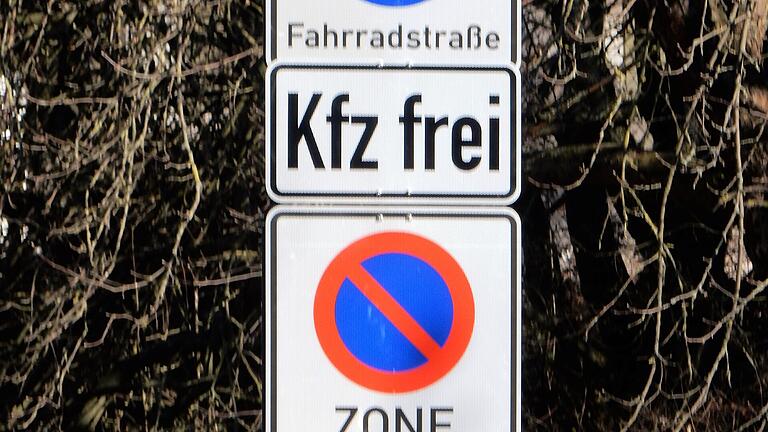 Die Ausweisung zur Fahrradstraße an der Gustav-Heusinger-Straße.