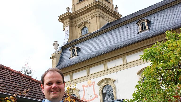 Erst seit ein paar Wochen im pastoralen Raum St. Benedikt Schwarzach am Main und schon richtig angekommen. Matthias Eller, hier vor dem Gartentor in seinem neuen Zuhause, dem Wiesentheider Pfarrhaus, direkt neben der St. Mauritiuskirche.