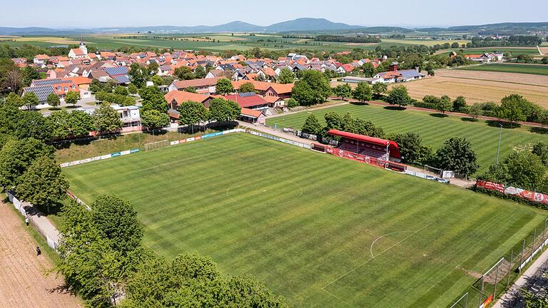 Am Rande des kleinen Dorfes Aubstadt liegt das Vereinsgelände des TSV. Doch beschaulich geht es in dem 800-Einwohner-Ort im Grabfeld momentan nicht zu.