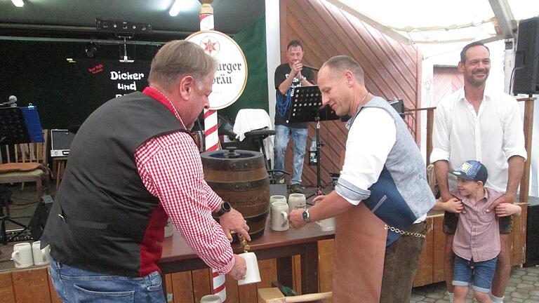 Peter Will (l.) und Bürgermeister Johannes Krumm (r.) zapften gekonnte das erste Fass Bier an das als Freibier ausgeschenkt wurde. - Peter Will (links) und Bürgermeister Johannes Krumm (rechts) zapften gekonnte das erste Fass Bier an, das als Freibier ausgeschenkt wurde. Peter Will (l.) und Bürgermeister Johannes Krumm (r.) zapften gekonnte das erste Fass Bier an das als Freibier ausgeschenkt wurde. - Peter Will (links) und Bürgermeister Johannes Krumm (rechts) zapften gekonnte das erste Fass Bier an, das als Freibier ausgeschenkt wurde.