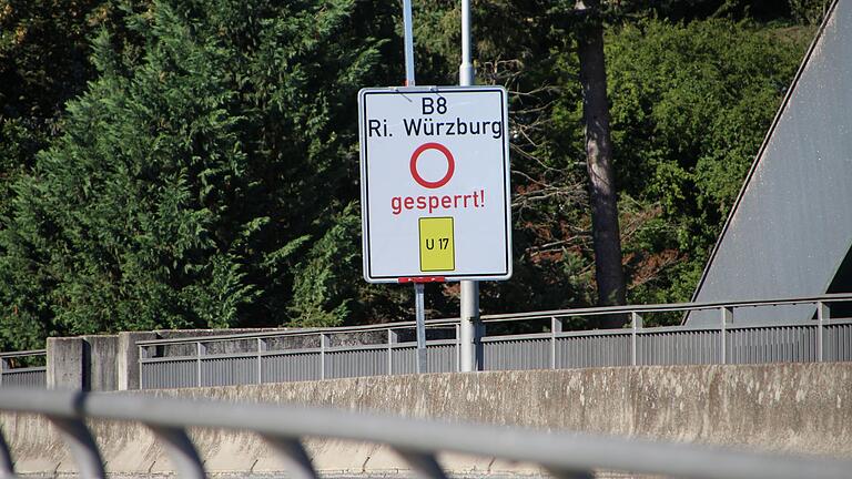 Auch auf der Brücke der Nordtangente in Richtung Innenstadt wurde Dienstagmittag noch auf die (aufgehobene) Sperrung hingewiesen.