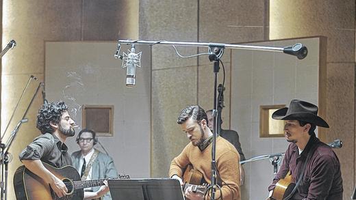 Ein Leben für die Folkmusik: Das Filmforum der Volkshochschule Marktheidenfeld zeigt in den Movie-Lichtspielen &bdquo;Inside Llewyn Davis&ldquo;. Oscar Isaac (links) brilliert in der Titelrolle als eigenwilliger Folksänger, Justin Timberlake (Mitte) spielt an seiner Seite.